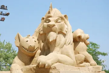 Малчугани ваят пясъчни фигури в Бургас