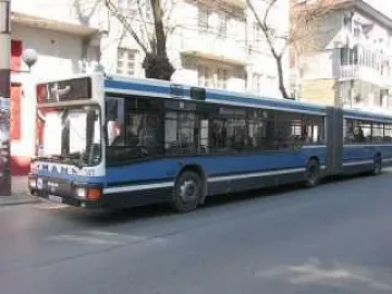 Шофьор на автобус пострада сред удар от камък  