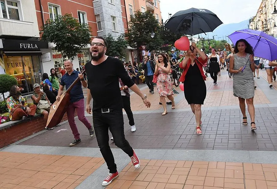 50 души влязоха в клипа на P.I.F