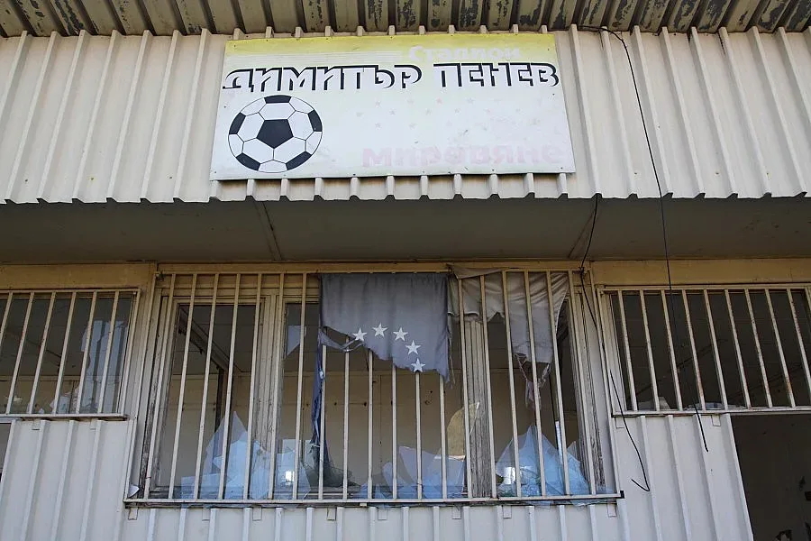 Позорният край на "Димитър Пенев" (СНИМКИ)