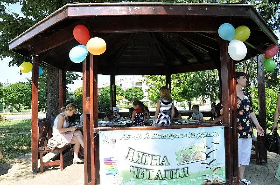 Лятната читалня на открито радва деца и възрастни в Кърджали