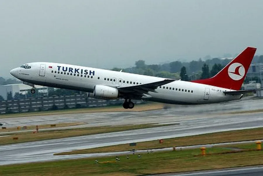 Самолет кацна аварийно в Индия заради сигнал за бомба