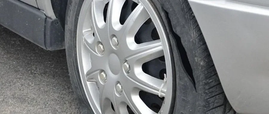Нарязаха гумите на пет автомобила в Раднево  