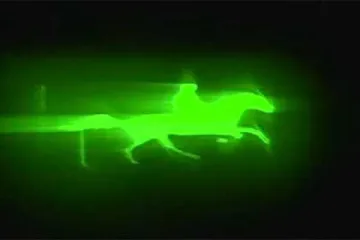 Художник проектира филм върху облаци (ВИДЕО)