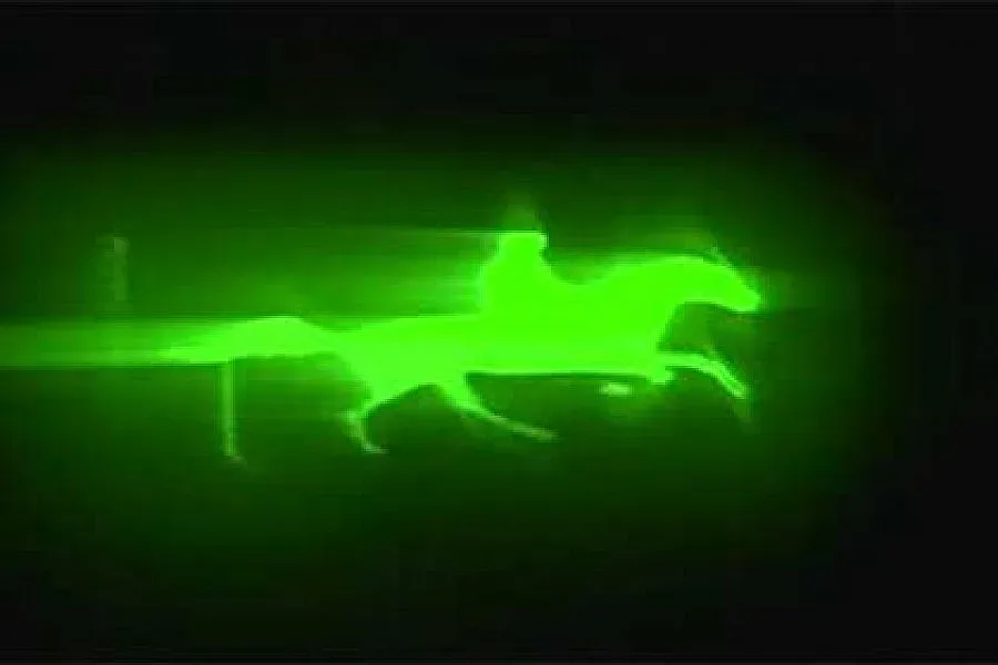 Художник проектира филм върху облаци (ВИДЕО)