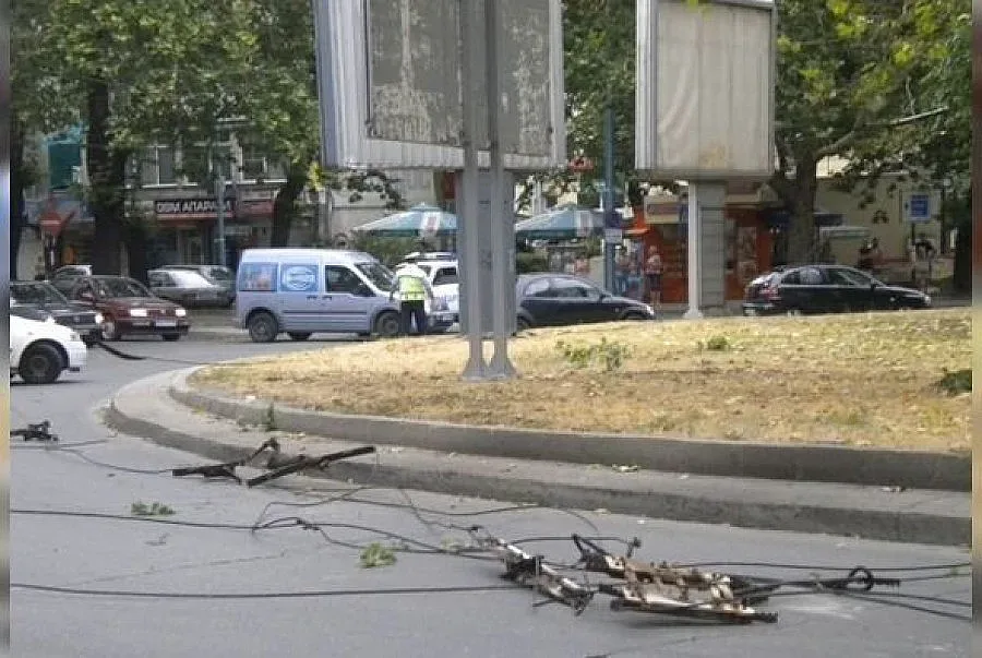 Тролейбусни жици за малко не убиха жена