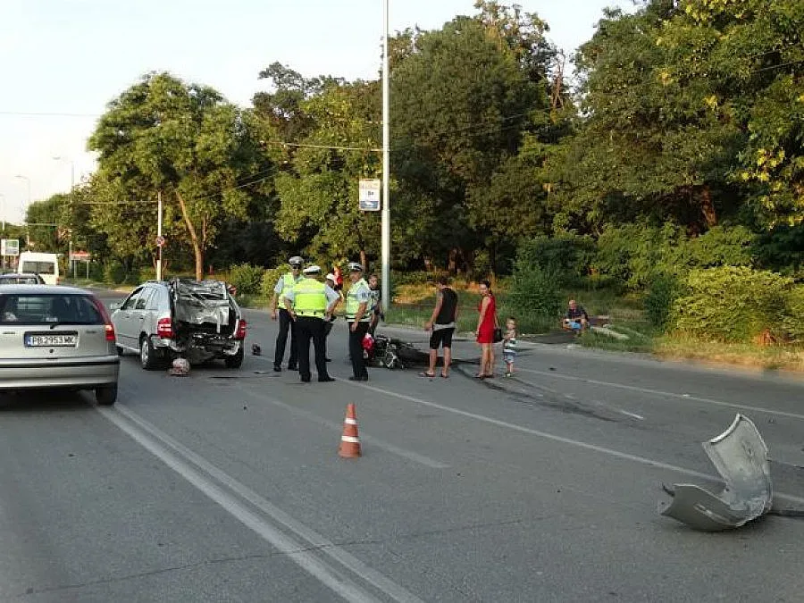 Мотористи влязоха в багажника на "Шкода"