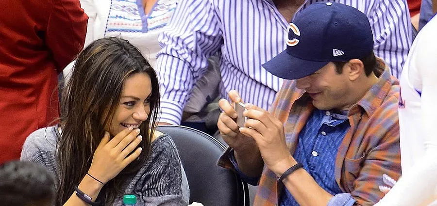 Мила Кунис бременна с близнаци