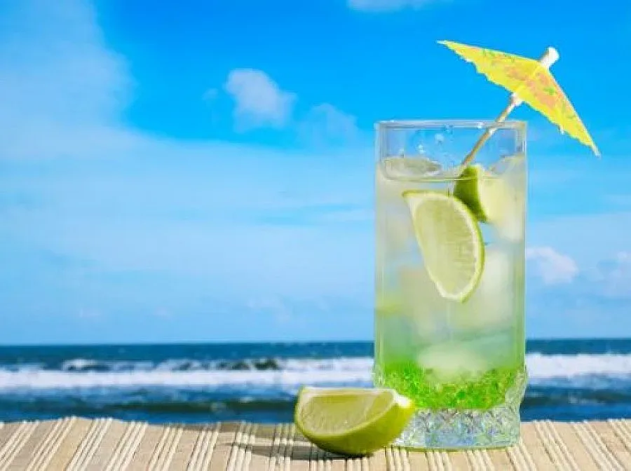 Коктейли с шампанско хит край плажа