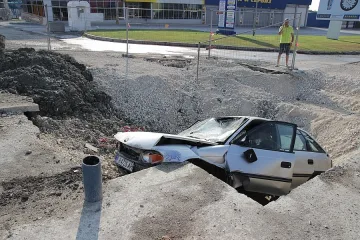 Автомобил падна в изкоп, двама младежи са в болница