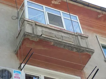 Балкон едва не уби човек, дърво падна в детска градина