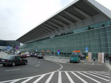 Борят "копърките" на Летище София с цветни пътеки