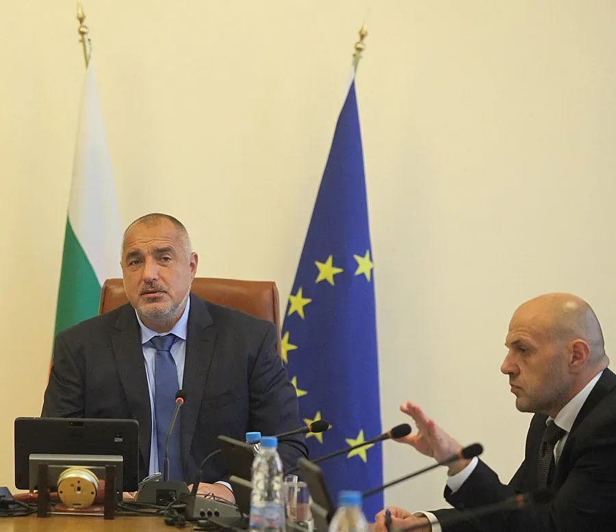 Държавата реши: Няма да скача цената на тока