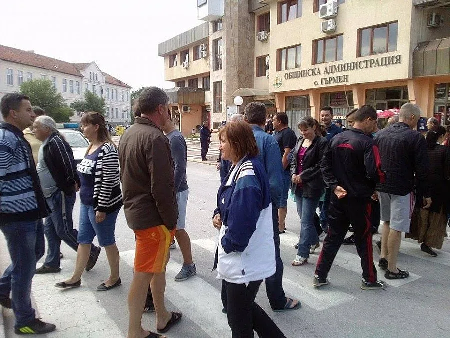Полиция и протестиращи обградиха общината в Гърмен
