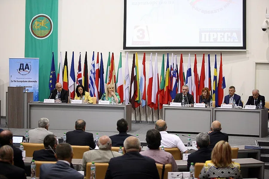 Бизнесът прави полигони за практика в гимназиите (ОБЗОР)