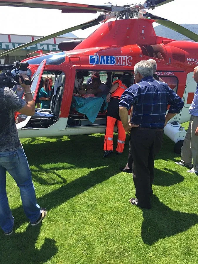 Хеликоптер спаси затиснат от преса работник (ОБЗОР)