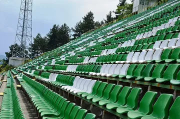 Ремонтират терен и трибуни на стадиона в Благоевград