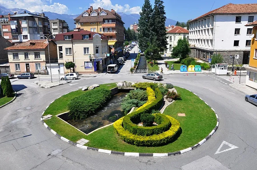 Красиви цветя, храсти и дървета украсиха Разлог