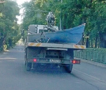 Паяк вдигна лодка за наказателен паркинг в Бургас