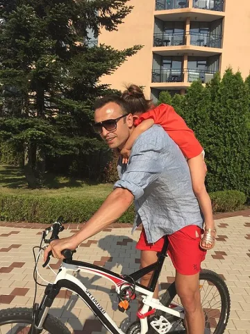 СНИМКА: Бербатов вози Деа на велосипед 