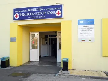 Преса смаза работник във фабрика