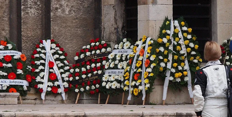 Повече коли на поклонението на Тодор Славов отколкото на състезание