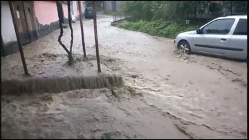 Наводнени къщи и улици след пороя в Троян
