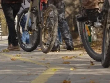 18-годишна помете велосипедист с колата си