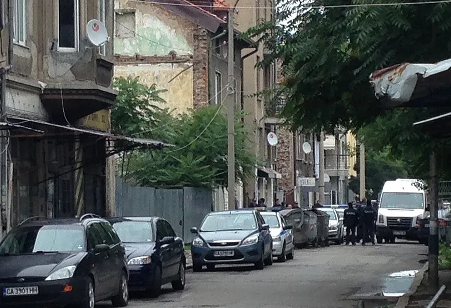 Спецполицаите задържаха бежанци от сграда на „Цар Самуил"