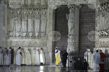 Чудото се случи! Три почуквания събудиха Нотр Дам /СНИМКИ/
