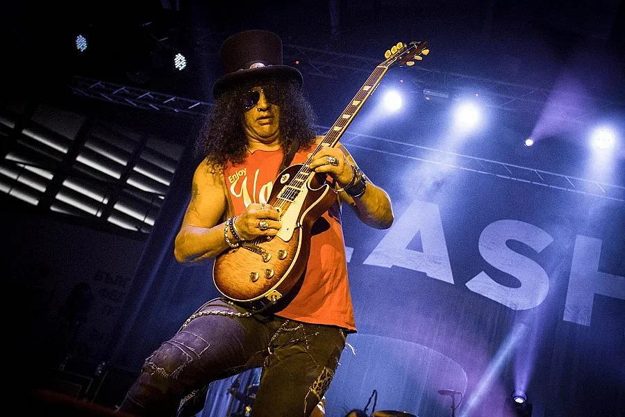 Замеряха Slash с червен сутиен, чашка D  