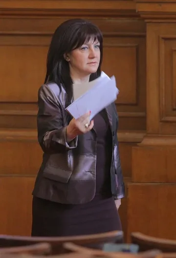 Караянчева: Спираме изборния туризъм с поправка в закона