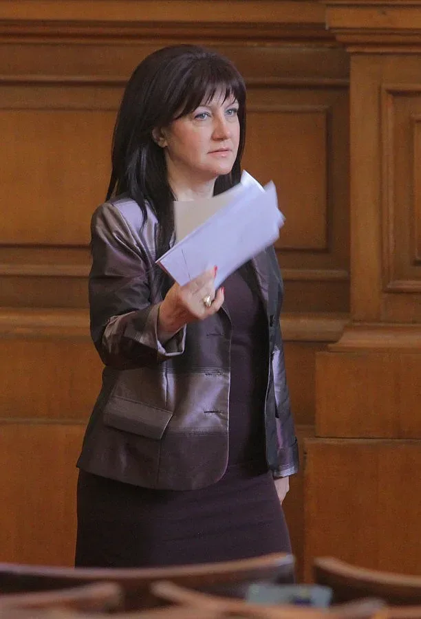 Караянчева: Спираме изборния туризъм с поправка в закона