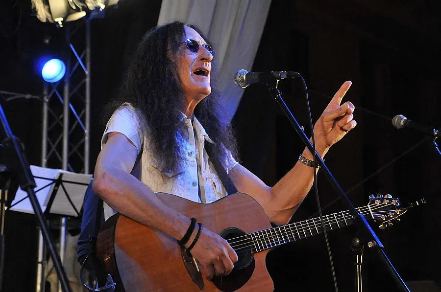 Тутракан посреща Джулая с Кен Хенсли и Фил Джаксън