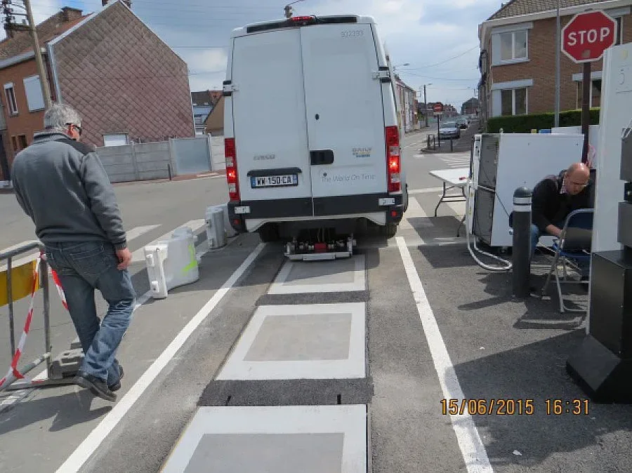 Зареждат електромобил, без да ползват кабел