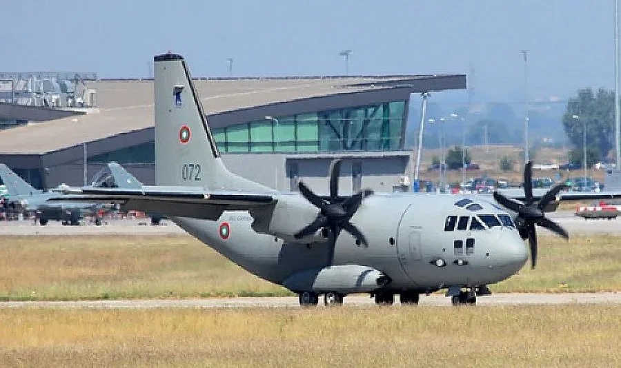Самолет се разби в Индонезия, 30 души загинаха