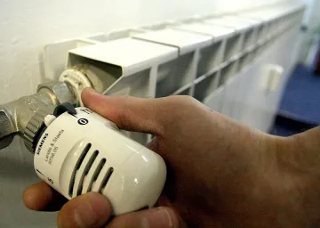 Падат цените на парното и топлата вода в страната