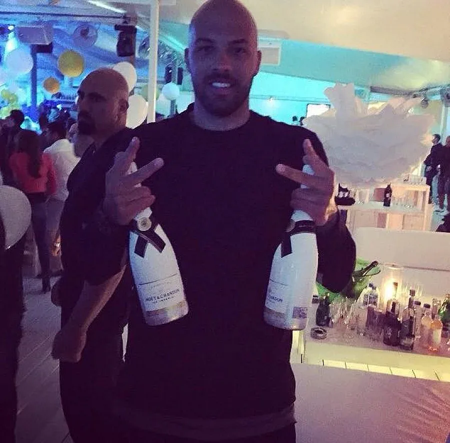 Ники с охрана като за Обама