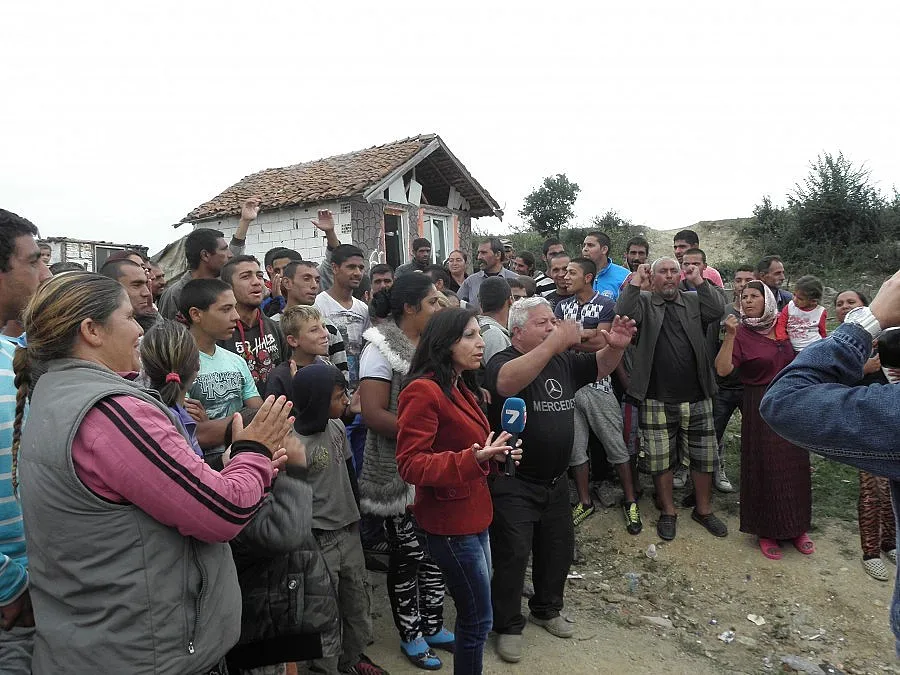 Багер започна да руши незаконните къщи в Гърмен