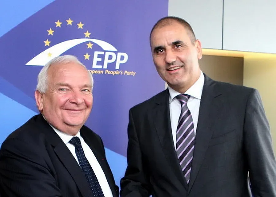 Цветанов води 30 кметове при Дол