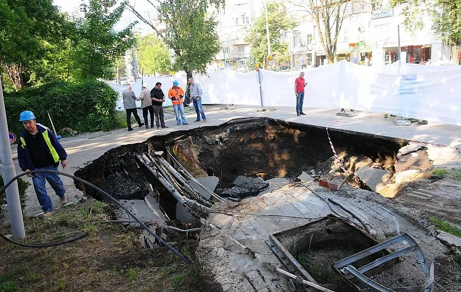 До две седмици става ясна причината за пропадането на бул. "Черни връх"