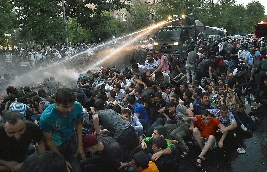 Властта и протестиращите в Армения не се разбраха
