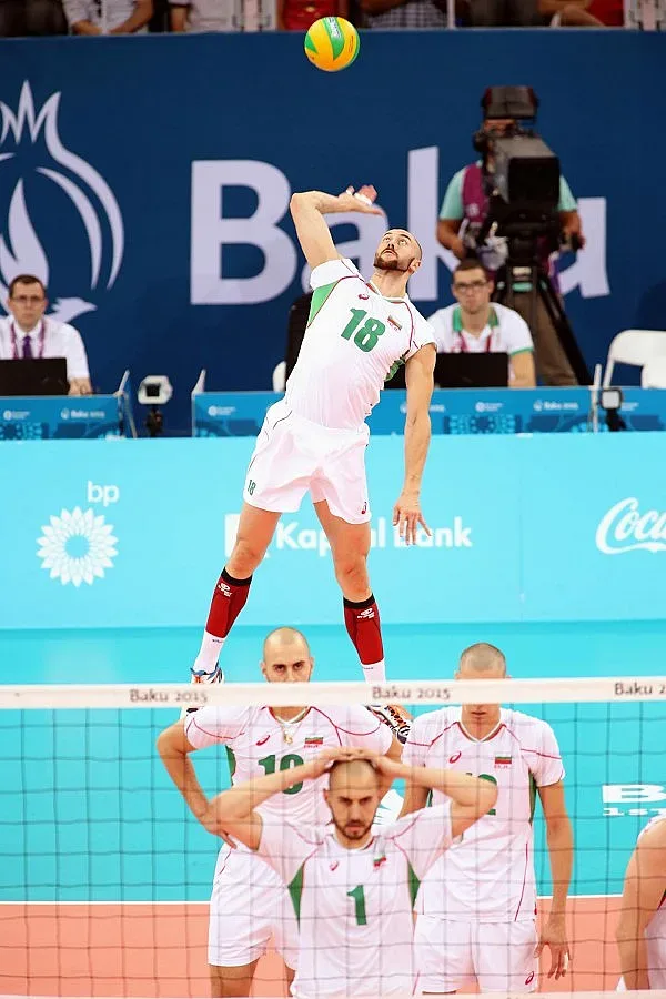 Националите празнуват с хитове на Слави и уредбата на Братоеви 