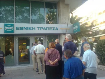 Носете кеш! Опашки пред банките в Гърция