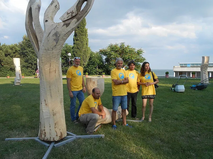 Склуптори от България и Испания творят пред туристите в Гранда