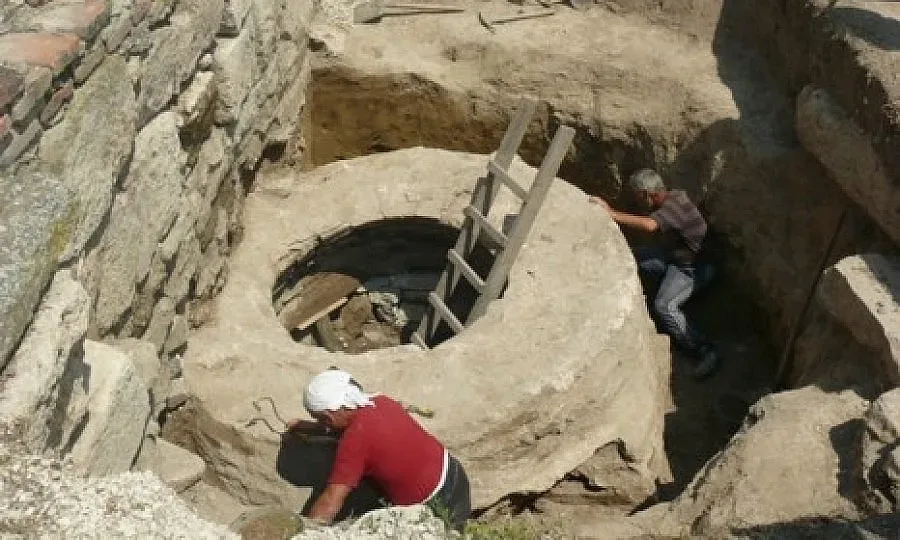 Търсят мощите на Енравота на дъното на свещено аязмо