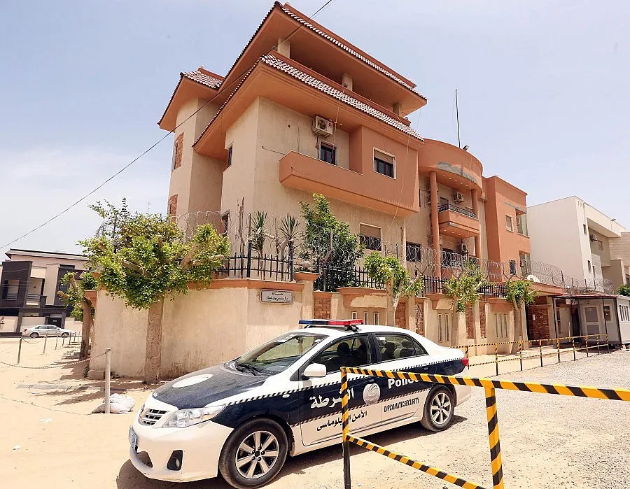 27 загинали след атаки в два хотела в Тунис