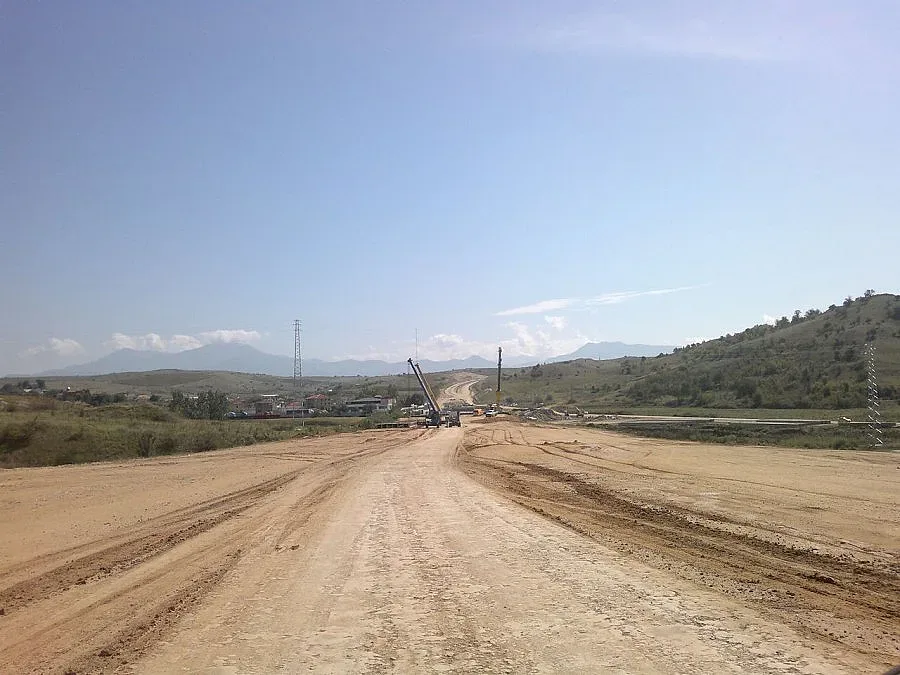 Пребиха с камъни работник на магистрала "Струма"