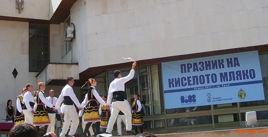 В Трън рисуват картини с плодово кисело мляко