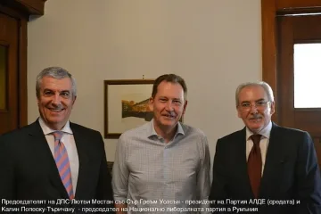 Местан с рамо от върха на  АЛДЕ за разширяване на ЕС